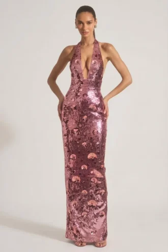 Vestido largo con cuello halter y adornos de lentejuelas Nolira en rosa