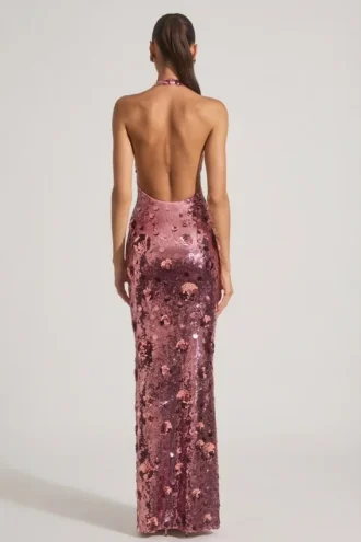 Vestido largo con cuello halter y adornos de lentejuelas Nolira en rosa