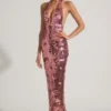 Vestido largo con cuello halter y adornos de lentejuelas Nolira en rosa