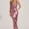 Vestido largo con cuello halter y adornos de lentejuelas Nolira en rosa