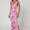 Vestido largo con cuello halter y adornos Gyda en rosa suave