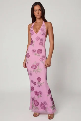 Vestido largo con cuello halter y adornos Gyda en rosa suave
