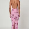 Vestido largo con cuello halter y adornos Gyda en rosa suave