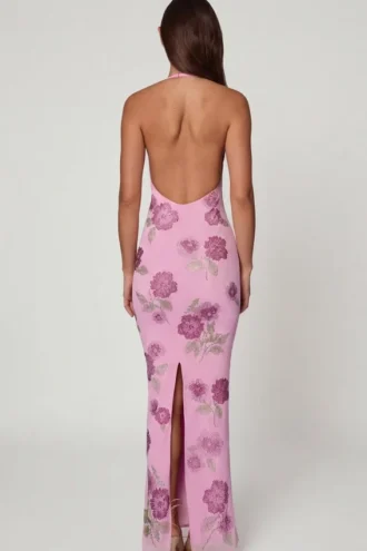 Vestido largo con cuello halter y adornos Gyda en rosa suave