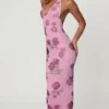 Vestido largo con cuello halter y adornos Gyda en rosa suave