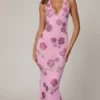 Vestido largo con cuello halter y adornos Gyda en rosa suave