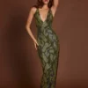 Vestido largo con cuello halter y adornos Luserna en verde serpiente