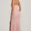 Vestido largo con cuello halter y adornos Sansel en rosa lavanda