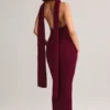 Vestido largo con cuello halter y detalle de bufanda de punto acanalado Dree en color vino