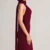 Vestido largo con cuello halter y detalle de bufanda de punto acanalado Dree en color vino