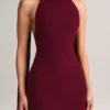 Vestido largo con cuello halter y detalle de bufanda de punto acanalado Dree en color vino