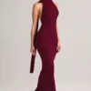 Vestido largo con cuello halter y detalle de bufanda de punto acanalado Dree en color vino