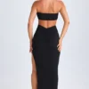 Vestido largo con cuello halter y detalles de herrajes Bethania en negro