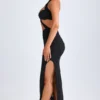 Vestido largo con cuello halter y detalles de herrajes Bethania en negro