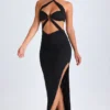 Vestido largo con cuello halter y detalles de herrajes Bethania en negro