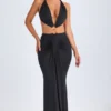 Vestido largo con cuello halter y detalles de herrajes Omarosa en negro