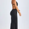Vestido largo con cuello halter y detalles de herrajes Omarosa en negro