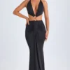 Vestido largo con cuello halter y detalles de herrajes Omarosa en negro