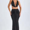 Vestido largo con cuello halter y detalles de herrajes Omarosa en negro
