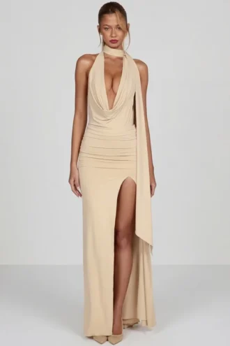 Vestido largo con cuello halter y escote pronunciado de jersey suave Navina en color champán