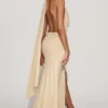 Vestido largo con cuello halter y escote pronunciado de jersey suave Navina en color champán