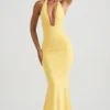 Vestido largo con cuello halter y espalda descubierta con fruncidos Laverna en amarillo pastel