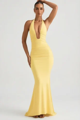Vestido largo con cuello halter y espalda descubierta con fruncidos Laverna en amarillo pastel