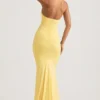 Vestido largo con cuello halter y espalda descubierta con fruncidos Laverna en amarillo pastel