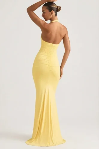 Vestido largo con cuello halter y espalda descubierta con fruncidos Laverna en amarillo pastel