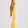 Vestido largo con cuello halter y espalda descubierta con fruncidos Laverna en amarillo pastel