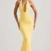 Vestido largo con cuello halter y espalda descubierta con fruncidos Laverna en amarillo pastel