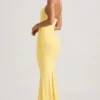 Vestido largo con cuello halter y espalda descubierta con fruncidos Laverna en amarillo pastel