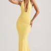 Vestido largo con cuello halter y espalda descubierta con fruncidos Laverna en amarillo pastel