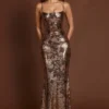 Vestido largo con cuello recto y adornos Antea en negro y lámina dorada