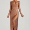Vestido largo con cuello vuelto y adornos de Champel en color nude
