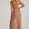 Vestido largo con cuello vuelto y adornos de Champel en color nude