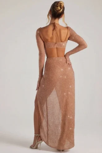 Vestido largo con cuello vuelto y adornos de Champel en color nude