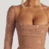 Vestido largo con cuello vuelto y adornos de Champel en color nude