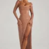 Vestido largo con cuello vuelto y adornos de Champel en color nude