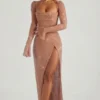 Vestido largo con cuello vuelto y adornos de Champel en color nude