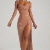 Vestido largo con cuello vuelto y adornos de Champel en color nude