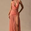 Vestido largo con cuello vuelto y escote pronunciado Anaya en color coral