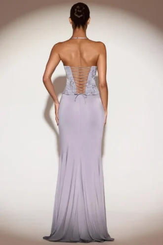 Vestido largo con cuello vuelto y volantes adornado de Miravie en color lila