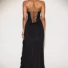 Vestido largo con cuello vuelto y volantes adornado Miravie en negro