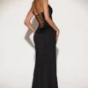 Vestido largo con cuello vuelto y volantes adornado Miravie en negro