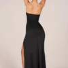 Vestido largo con drapeado en el muslo y escote bandeau Matilde en negro