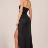 Vestido largo con drapeado en el muslo y escote bandeau Matilde en negro