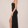 Vestido largo con drapeado en el muslo y escote bandeau Matilde en negro