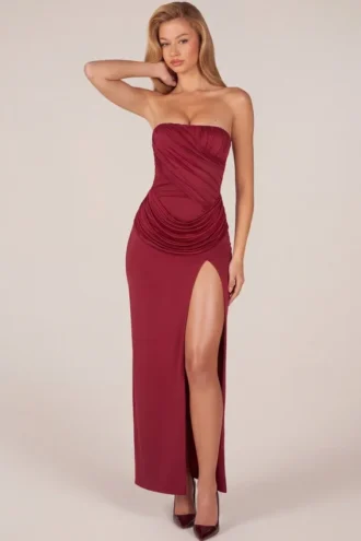 Vestido largo con drapeado en la cadera y escote bandeau Matilde en rojo cereza