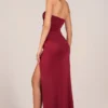 Vestido largo con drapeado en la cadera y escote bandeau Matilde en rojo cereza